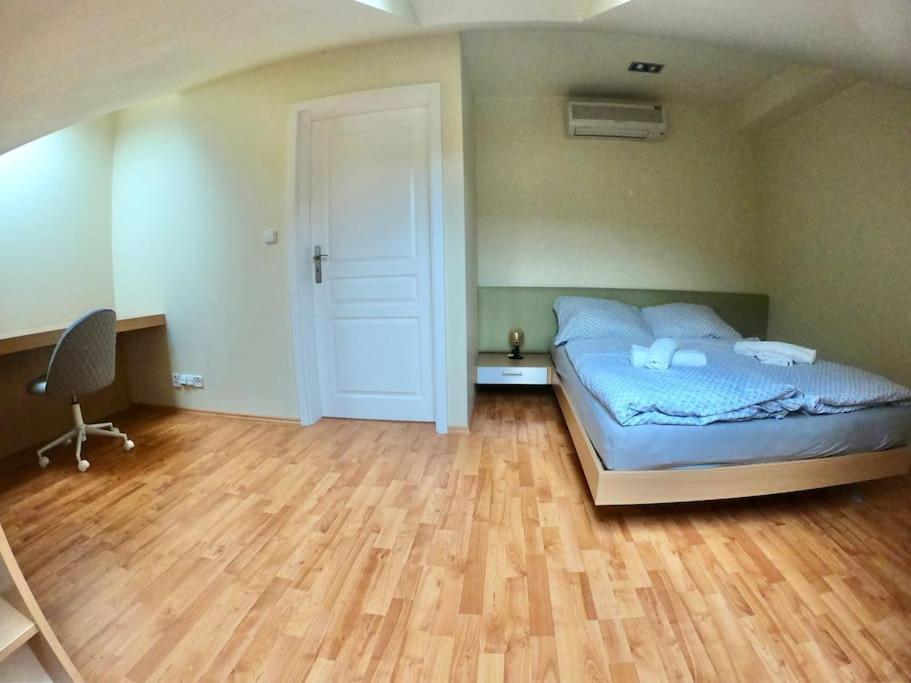 Huge Two Floor Apartment On The Park Colonnade With Free Parking For One Car, 160 Sqm Karlovy Vary Dış mekan fotoğraf